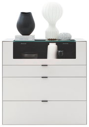 Frontale Ansicht eines modernen weißen Highboards mit drei Schubladen und einer Glasablage, dekoriert mit Vasen und Büchern.