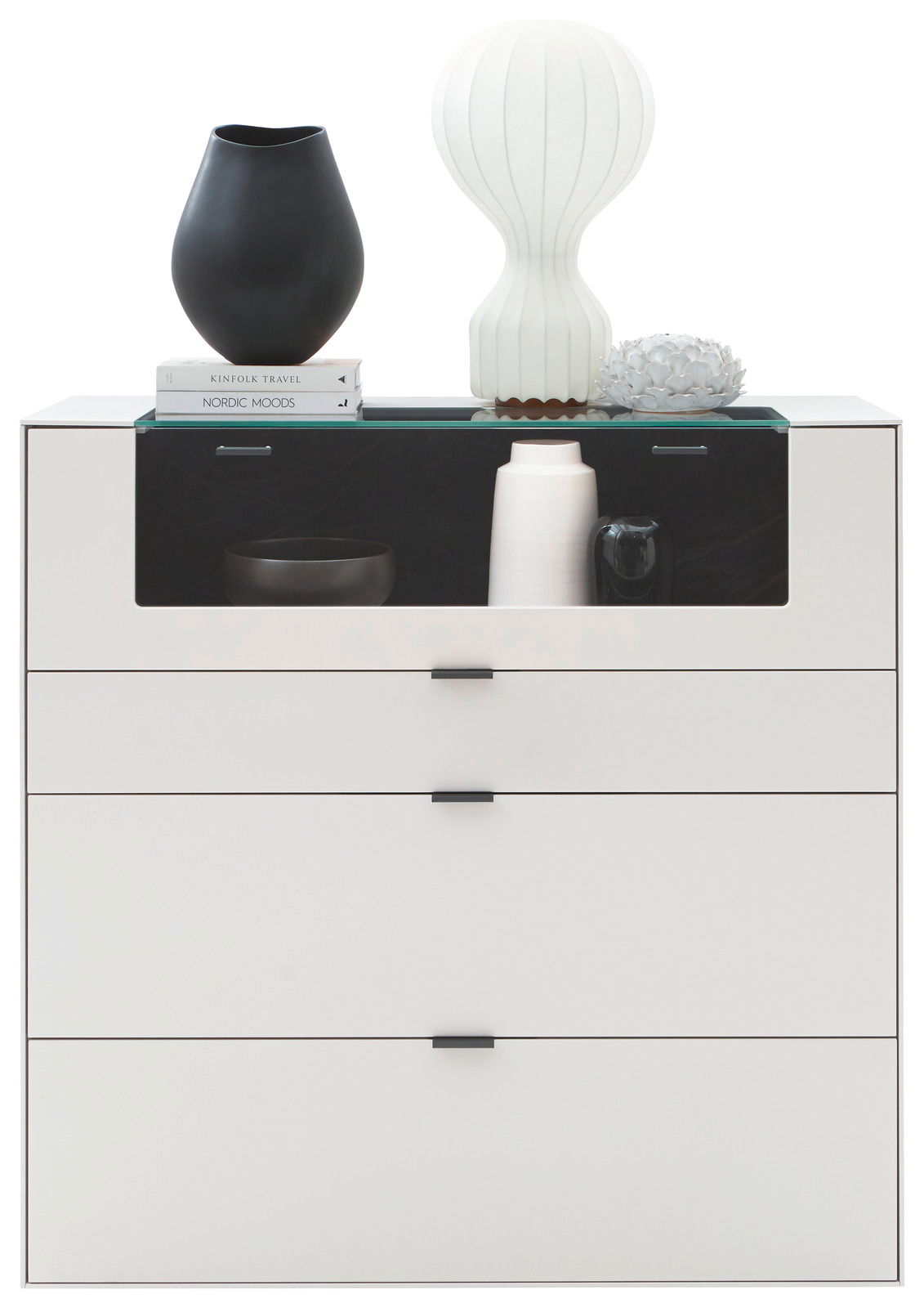 Frontale Ansicht eines modernen weißen Highboards mit drei Schubladen und einer Glasablage, dekoriert mit Vasen und Büchern.