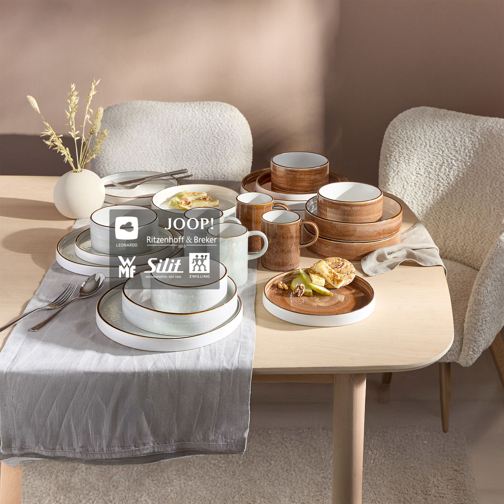 Modern gedeckter Tisch mit Keramikgeschirr in Braun und Grau, Tassen und Tellern auf hellem Holztisch