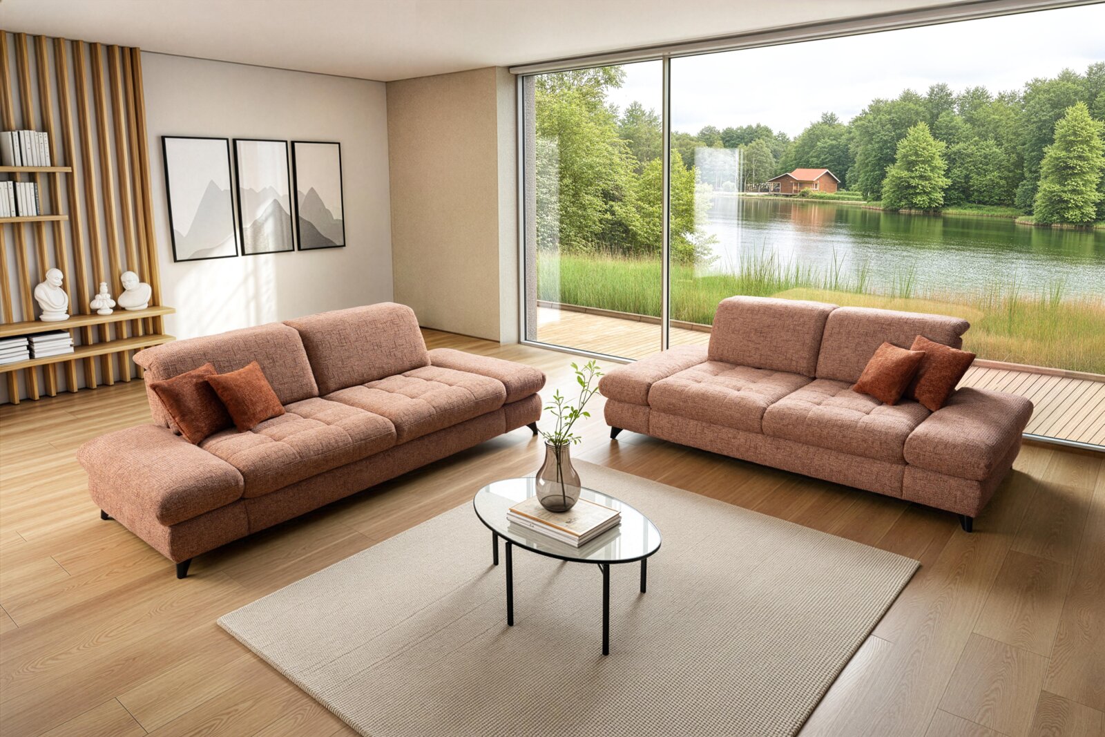 StepOne 3-zitsbank ARSENAL Twee moderne banken in roestbruin/oudroze stof met sierkussens in een lichte woonkamer, met glazen salontafel op een beige vloerkleed en uitzicht op een meer; perspectief: frontaal schuin van voren op ooghoogte.