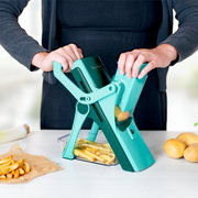 Iemand gebruikt de Nicer Dicer Mando, 10-delige set, om aardappelen in frietjes te snijden. Vooraanzicht.