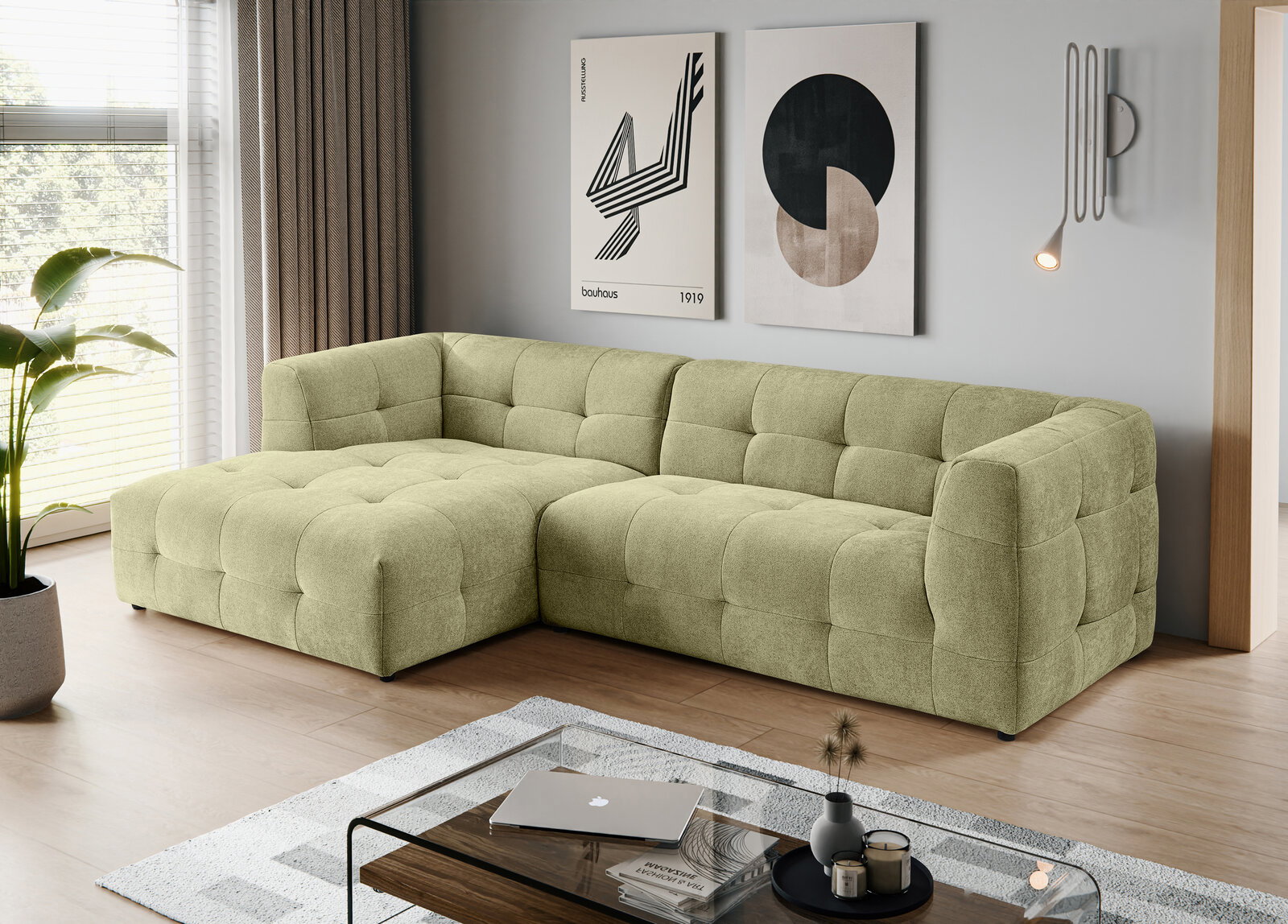 MID.YOU Ecksofa TENSO Modernes, hellgrünes L-förmiges Ecksofa mit gesteppter Polsterung und Ottomane links, fotografiert in schräger Frontansicht in einem hellen Wohnzimmer