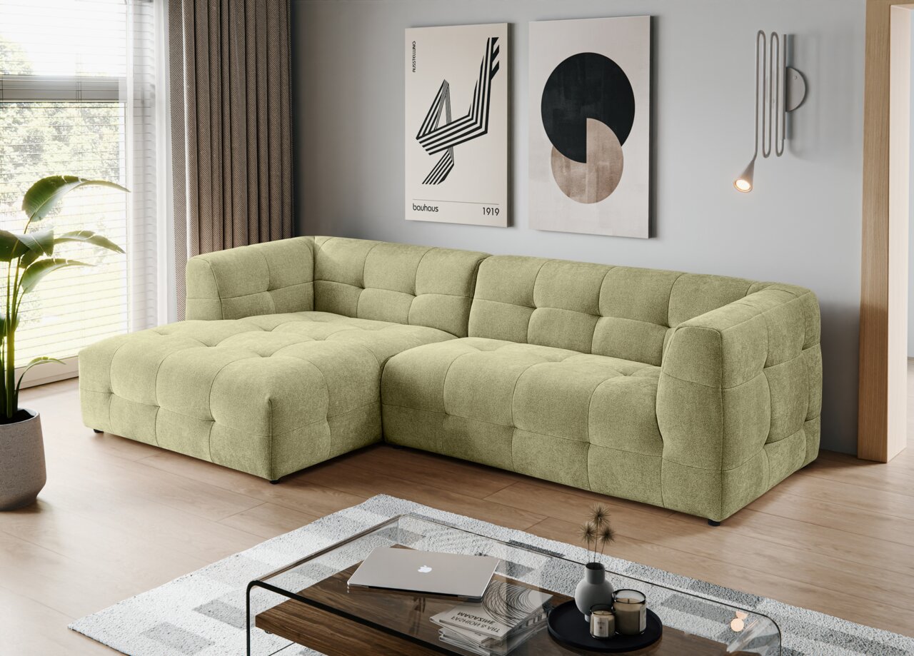 MID.YOU Ecksofa TENSO Modernes, hellgrünes L-förmiges Ecksofa mit gesteppter Polsterung und Ottomane links, fotografiert in schräger Frontansicht in einem hellen Wohnzimmer