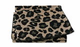 Gefaltete JOOP! Wohndecke mit Leopardenmuster in Schwarz und Beige, von oben betrachtet.