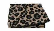 Gefaltete JOOP! Wohndecke mit Leopardenmuster in Schwarz und Beige, von oben betrachtet.