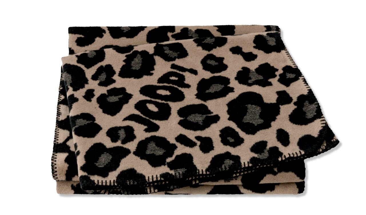 JOOP! Wohndecke JOOP! Gefaltete JOOP! Wohndecke mit Leopardenmuster in Schwarz und Beige, von oben betrachtet.
