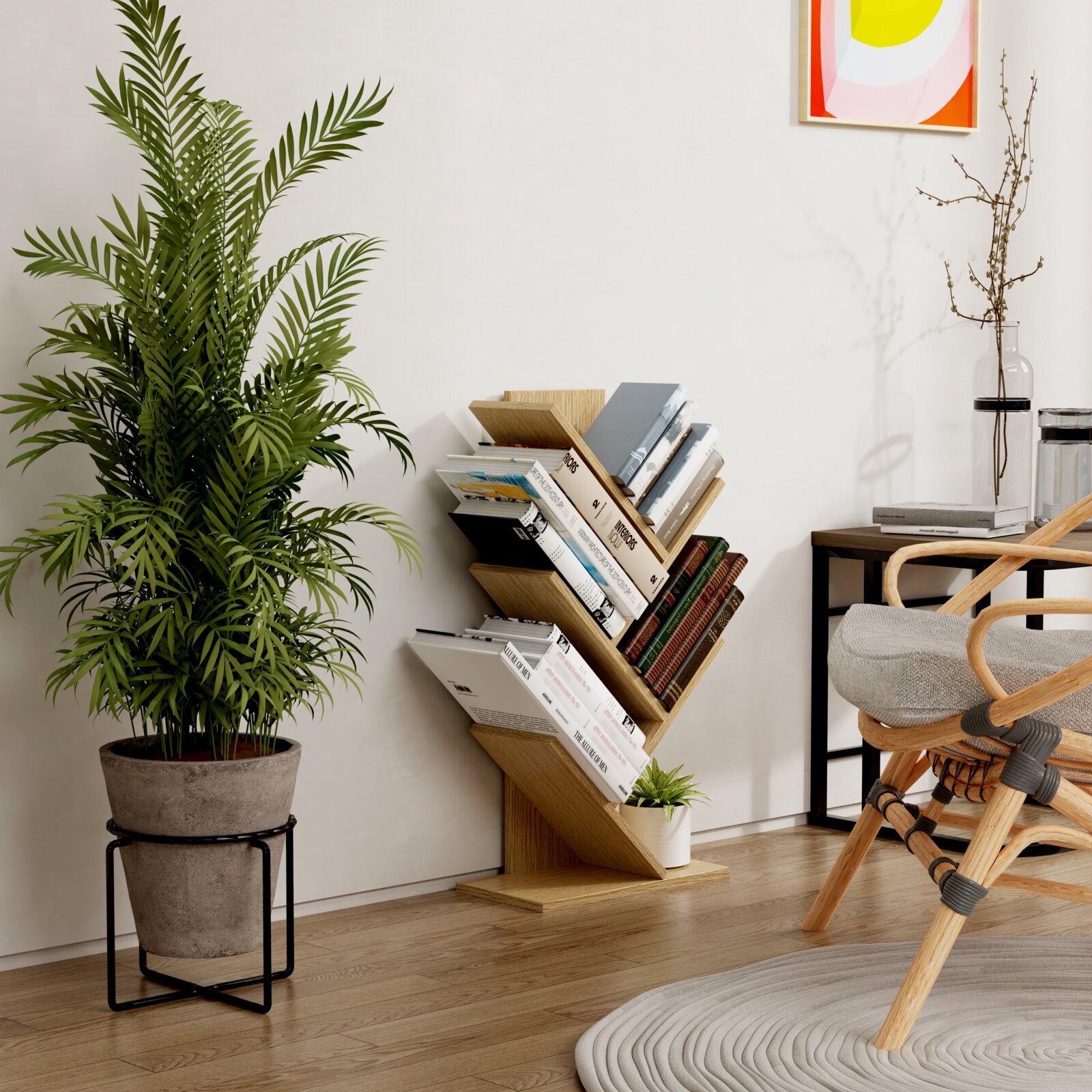 VCM Regal NULIS Schräg von vorn fotografiertes, modernes Bücherregal aus hellem Holz mit diagonal gestapelten Büchern in einem minimalistischen Wohnraum neben Zimmerpflanze und Sessel.