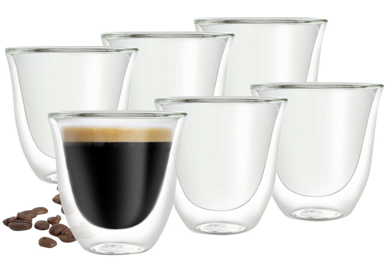 Sechs doppelwandige Espressogläser mit einer Tasse gefüllt mit Espresso, umgeben von Kaffeebohnen, aus der Vorderansicht.