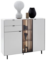 Weißes Highboard mit zwei Schubladen und einer Glastür, dekoriert mit Vasen und einer Lampe, frontal betrachtet.