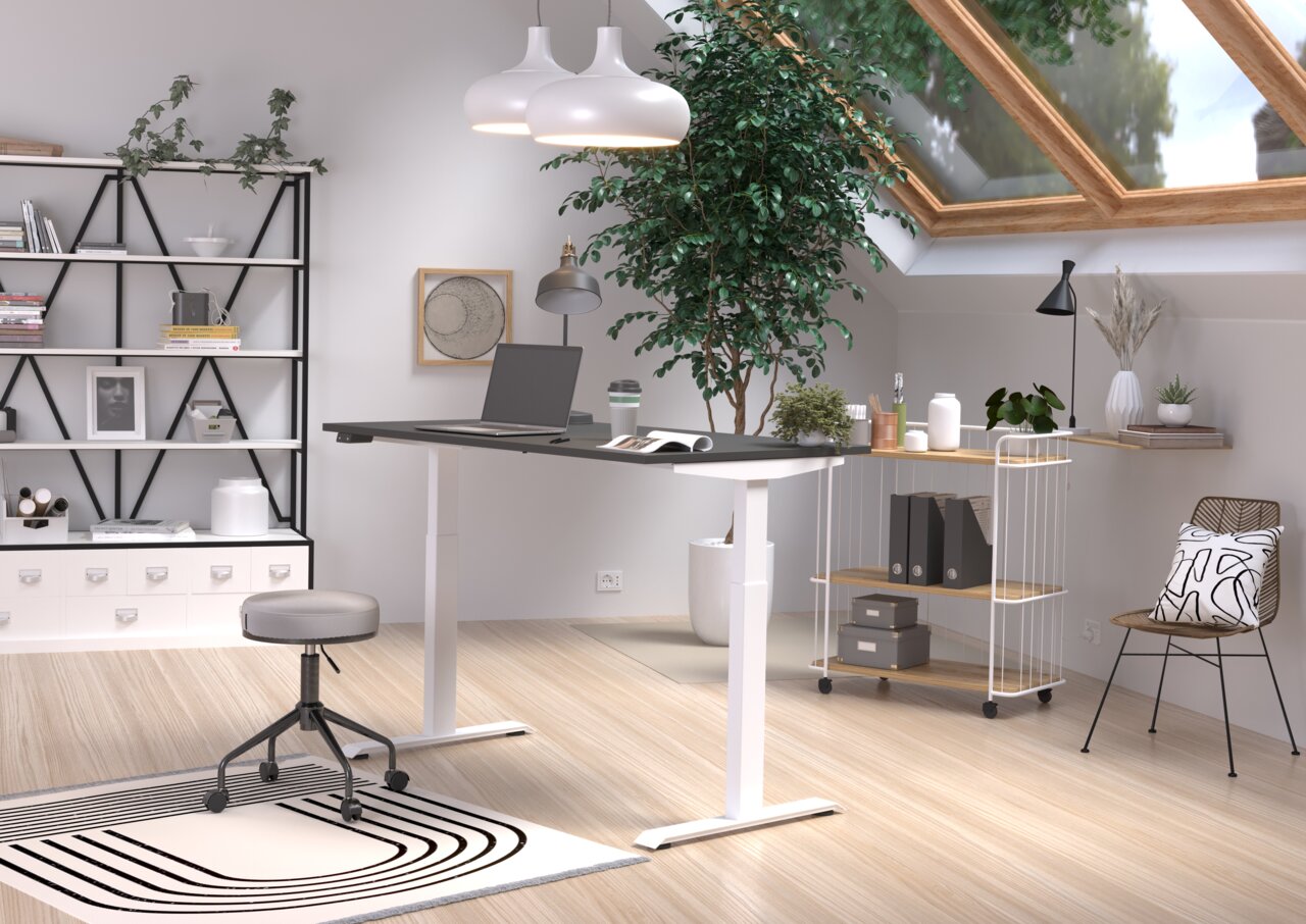Moderner höhenverstellbarer E-Schreibtisch in einem stilvollen, hellen Raum mit Dachfenster, Pflanzen und minimalistischer Dekoration. Perspektive von schräg vorne.