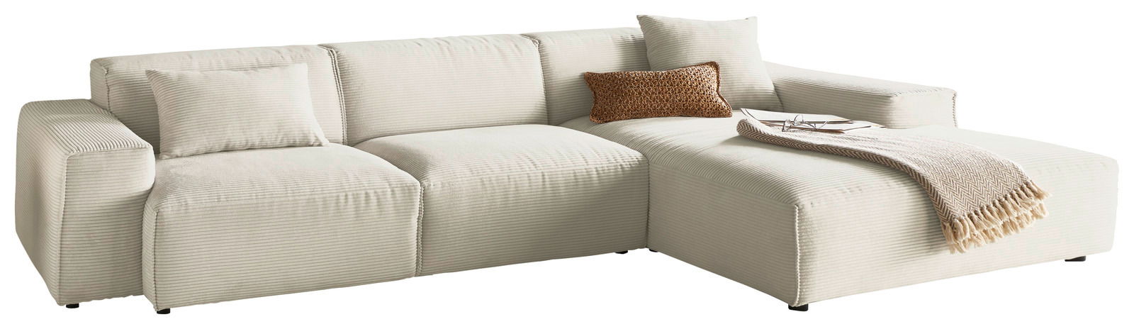 Lounge Handmade Hoekbank LH-EDINA Beige Ecksofa mit Ottomane, dekoriert mit Kissen und Decke, Perspektive von vorne rechts