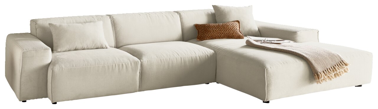 Beige Ecksofa mit Ottomane, dekoriert mit Kissen und Decke, Perspektive von vorne rechts