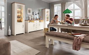 Wohnzimmer mit Esstisch, Bank und Sideboard in heller Holzoptik, seitliche Perspektive
