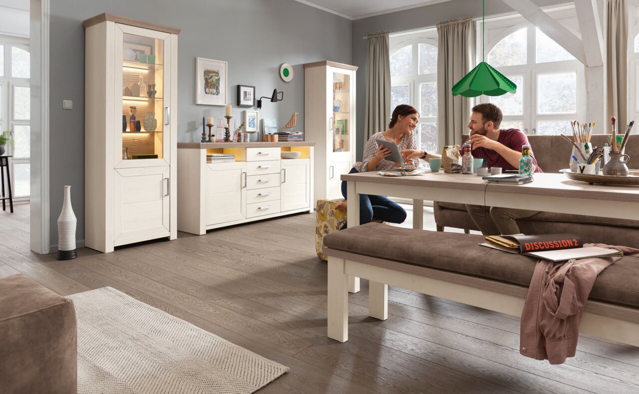 Set one by Musterring Bank SET ONE YORK Wohnzimmer mit Esstisch, Bank und Sideboard in heller Holzoptik, seitliche Perspektive