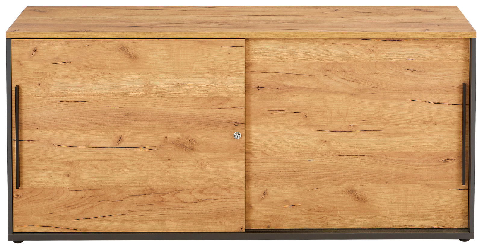 Schiebetürenschrank aus Holz in Eichenoptik, frontal fotografiert