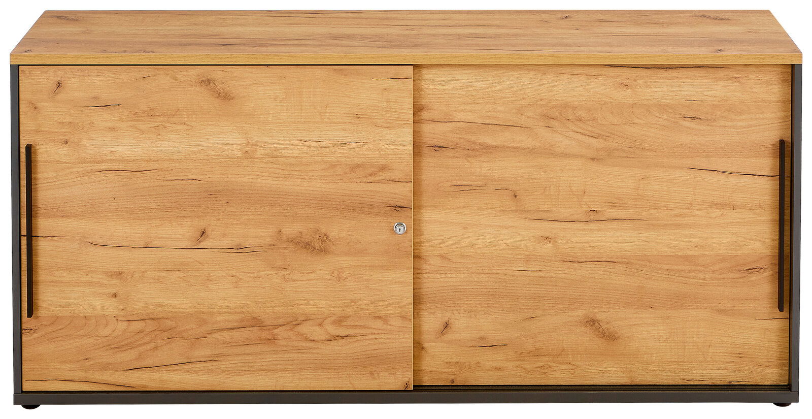 Schiebetürenschrank aus Holz in Eichenoptik, frontal fotografiert