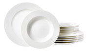 Ein 12-teiliges Tafelset aus weißem Porzellan mit elegantem Rillenmuster, seitliche Perspektive.