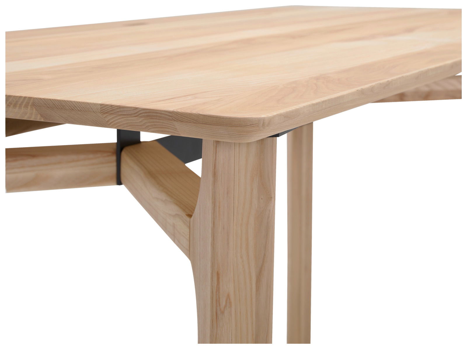 Nahaufnahme eines Schreibtisches aus hellem Holz mit Metallverstrebung, perspektivisch von der Seite aufgenommen.