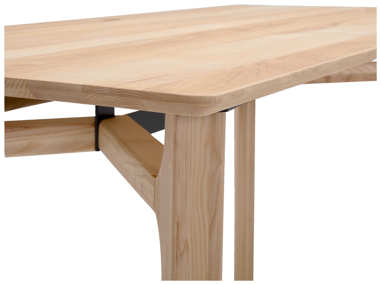 Close-up van een bureau van lichtgekleurd hout met metalen verstevigingsbalken, in perspectief vanaf de zijkant gefotografeerd.