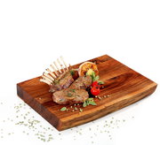 Hackblock aus Akazienholz, rechteckig, 41 x 30 x 5 cm, mit Fleisch und Gemüse dekoriert, Perspektive von schräg oben