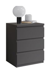 Moderne, dunkelgraue Nachtkommode mit drei Schubladen, darauf eine Tischlampe und Dekoration, seitliche Perspektive