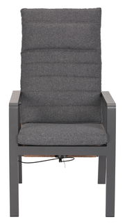 Grauer Loungesessel mit gepolsterter Rückenlehne und Sitzfläche, frontal fotografiert.