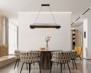 Moderne LED-Hängeleuchte über einem Esstisch, seitliche Perspektive