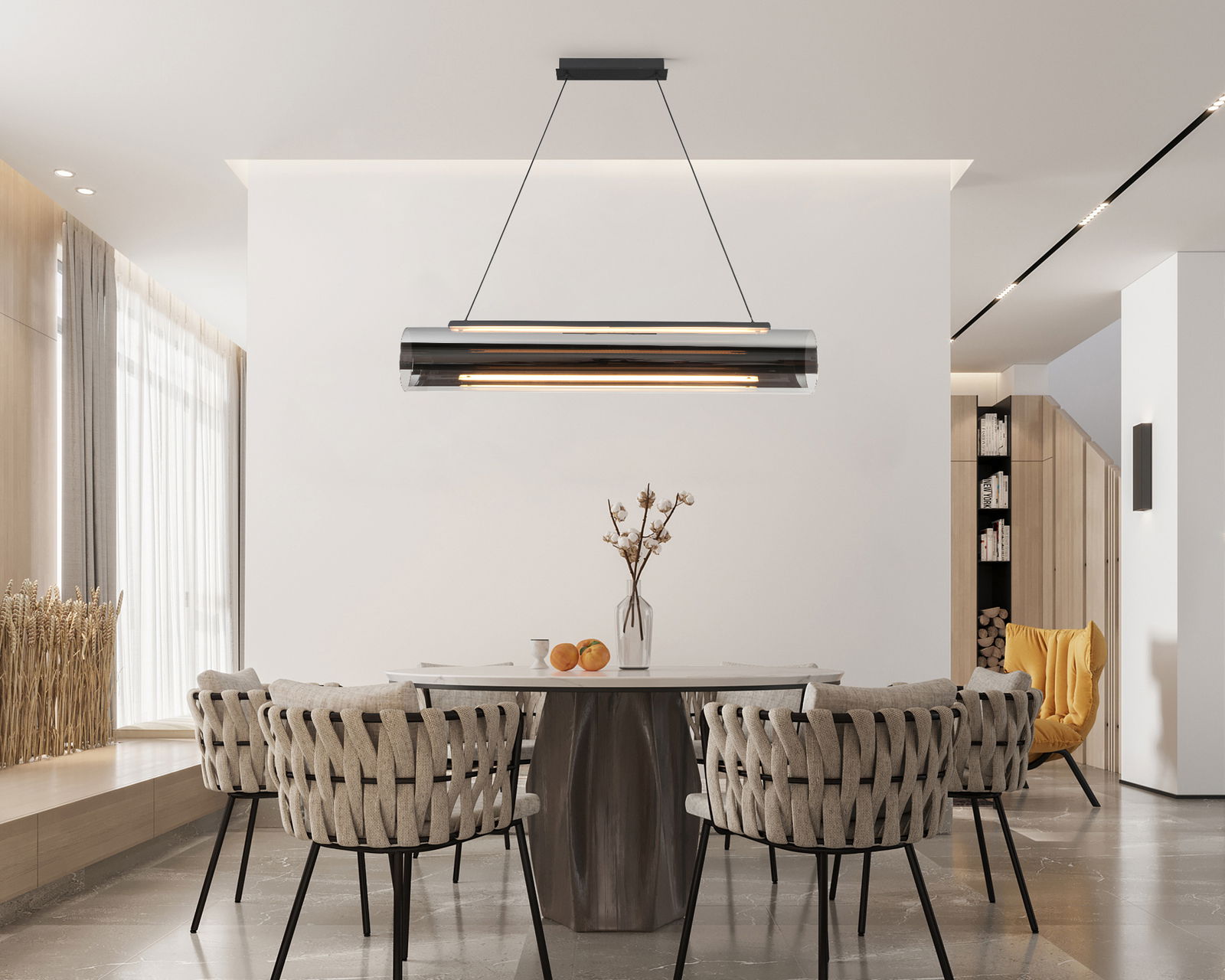 Moderne LED-Hängeleuchte über einem Esstisch, seitliche Perspektive