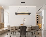 Moderne LED-Hängeleuchte über einem Esstisch, seitliche Perspektive