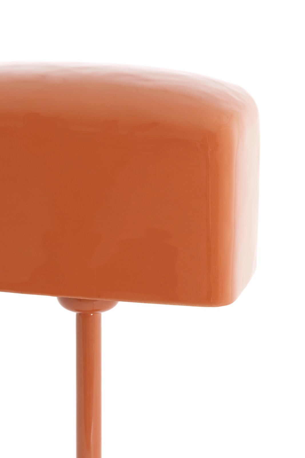 Light&Living Tafellamp ELENIE Close-up van een oranje tafellamp met een glanzend oppervlak, gezien vanaf de zijkant