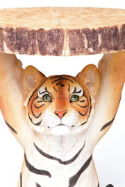 Beistelltisch in Form eines Tigers, der eine Tischplatte aus Holzoptik trägt, Frontalansicht.