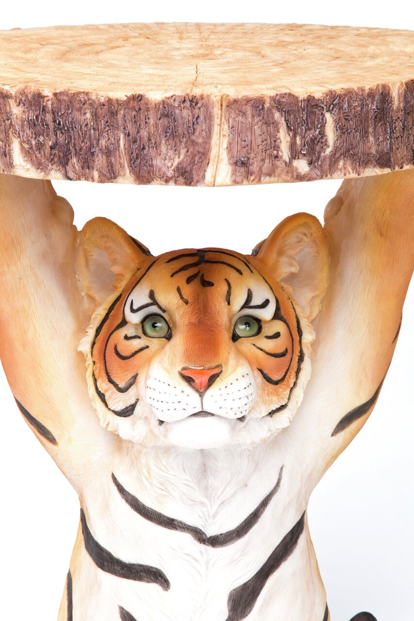 Beistelltisch in Form eines Tigers, der eine Tischplatte aus Holzoptik trägt, Frontalansicht.