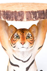 Beistelltisch in Form eines Tigers, der eine Tischplatte aus Holzoptik trägt, Frontalansicht.