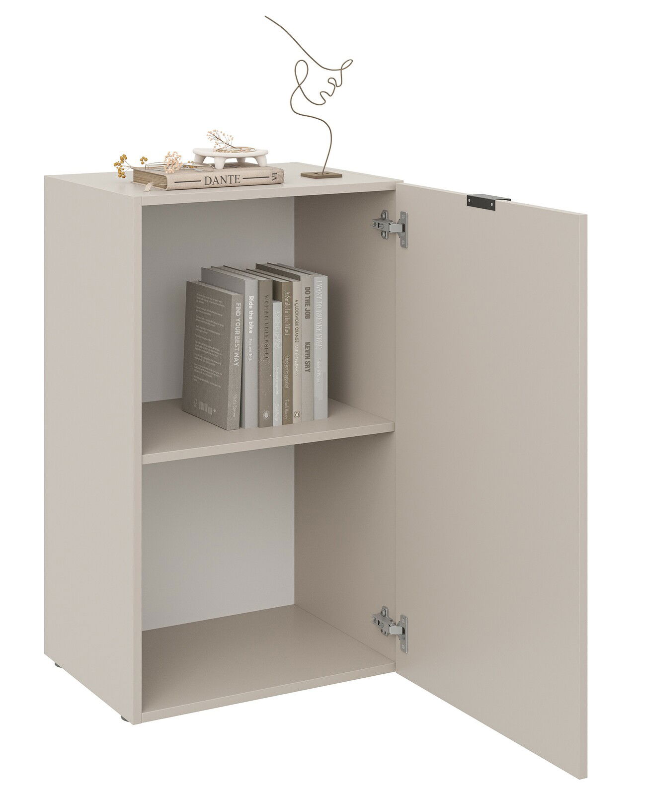 Niedriges, einflügeliges Standelement mit geöffneter Tür, zwei Regalböden und dekorativen Gegenständen auf der Oberseite, aus einer leicht seitlichen Perspektive betrachtet.