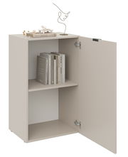 Niedriges, einflügeliges Standelement mit geöffneter Tür, zwei Regalböden und dekorativen Gegenständen auf der Oberseite, aus einer leicht seitlichen Perspektive betrachtet.