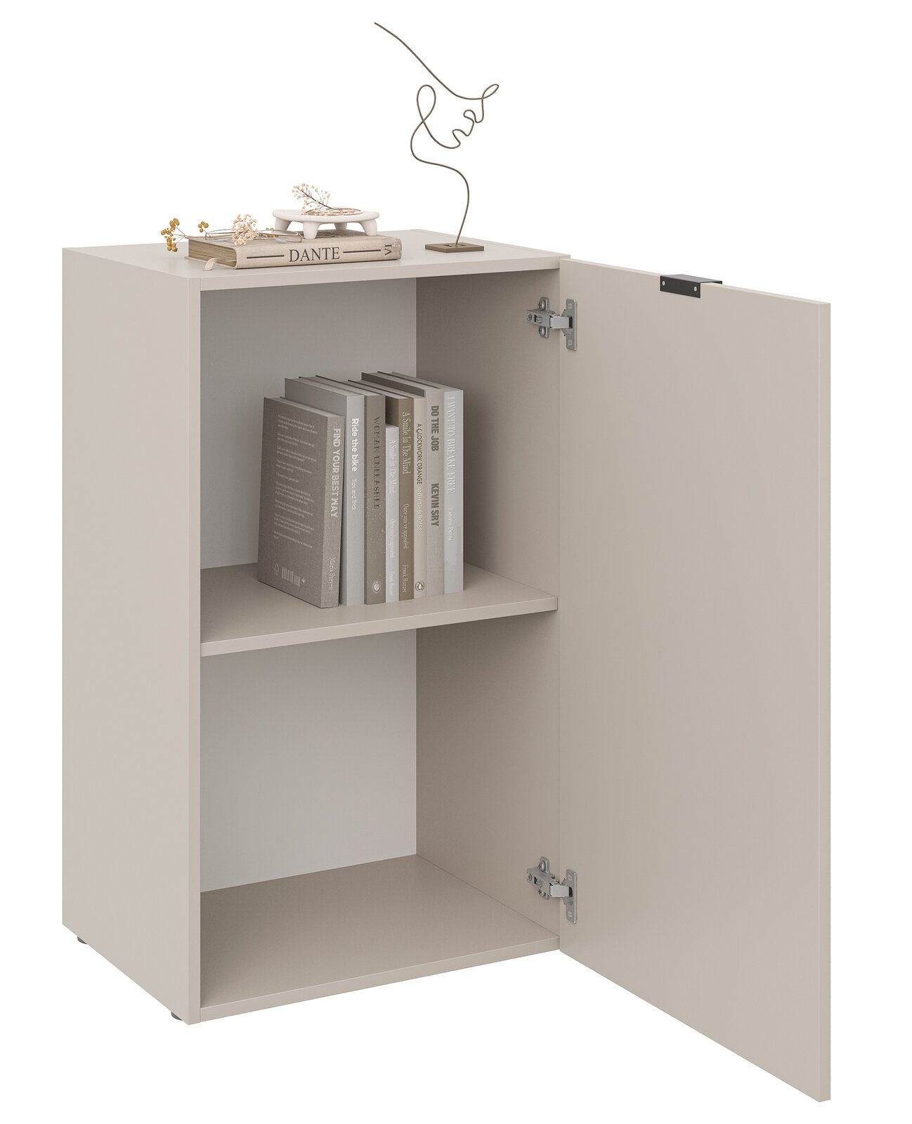 Niedriges, einflügeliges Standelement mit geöffneter Tür, zwei Regalböden und dekorativen Gegenständen auf der Oberseite, aus einer leicht seitlichen Perspektive betrachtet.