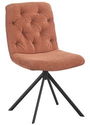 Moderner Stuhl mit geripptem, gepolstertem Stoff in warmem Braunton und schwarzem Metallgestell, seitliche Perspektive.