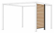 Sichtschutz in Holzoptik mit einem modernen, weißen Rahmen und einer Lamellenstruktur, seitliche Perspektive.