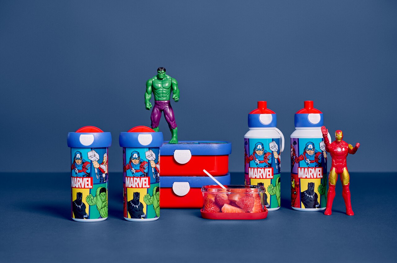 Mepal Lunchset 3-tlg. Avengers CAMPUS Lunchset Campus Avengers mit Marvel-Design, bestehend aus Trinkflaschen und Brotdosen, umgeben von Avengers-Figuren, aus frontaler Perspektive.