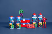 Lunchset Campus Avengers mit Marvel-Design, bestehend aus Trinkflaschen und Brotdosen, umgeben von Avengers-Figuren, aus frontaler Perspektive.