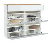 Weißer Schuhschrank mit Holzdeckplatte und zwei nach vorn aufgeklappten Klappen, innen mit mehreren Fächern und Schuhen/Accessoires bestückt; Perspektive: frontale Ansicht leicht von links.