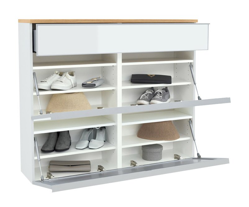 Weißer Schuhschrank mit Holzdeckplatte und zwei nach vorn aufgeklappten Klappen, innen mit mehreren Fächern und Schuhen/Accessoires bestückt; Perspektive: frontale Ansicht leicht von links.