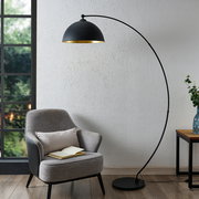 Moderne Stehleuchte mit gebogenem Arm und schwarzem Lampenschirm, seitliche Perspektive.