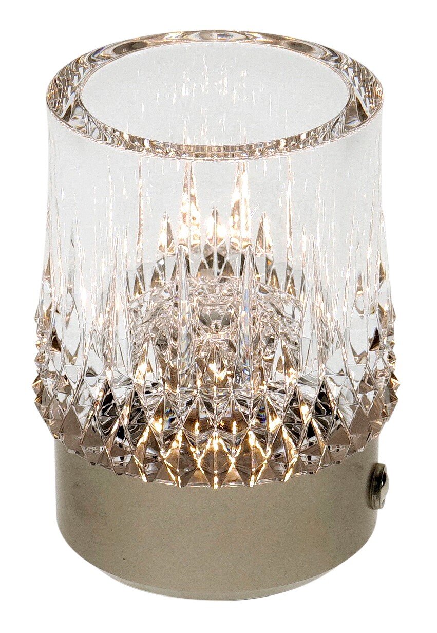 LED Windlicht aus silbernem Aluminium und Acryl, mit facettiertem Design, von oben betrachtet.