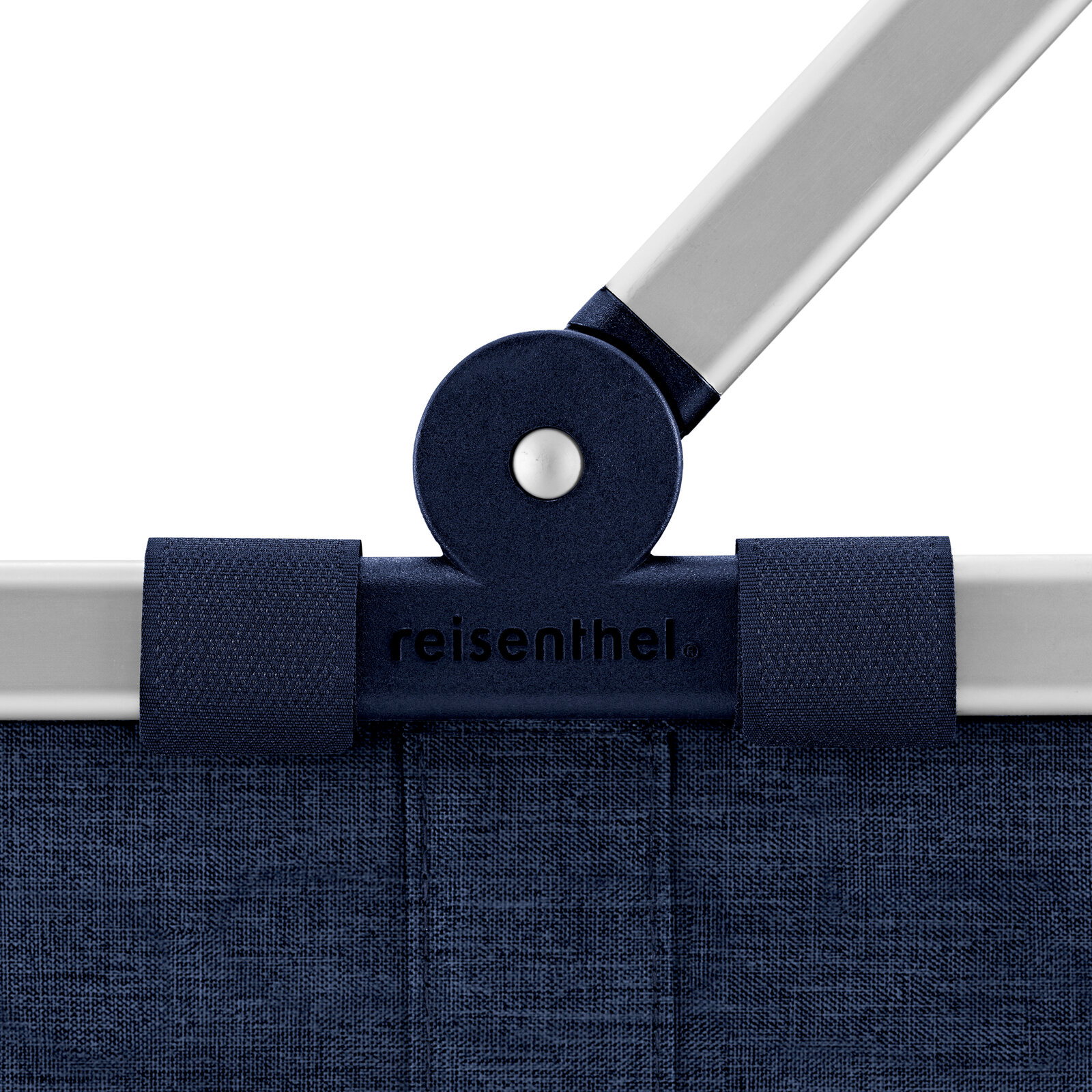 Detailaufnahme aus frontaler Perspektive: reisenthel Einkaufskorb/Tragetasche in Dunkelblau mit Aluminiumgriff und Scharniergelenk, Logo mittig sichtbar
