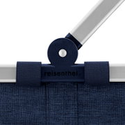 Detailaufnahme aus frontaler Perspektive: reisenthel Einkaufskorb/Tragetasche in Dunkelblau mit Aluminiumgriff und Scharniergelenk, Logo mittig sichtbar
