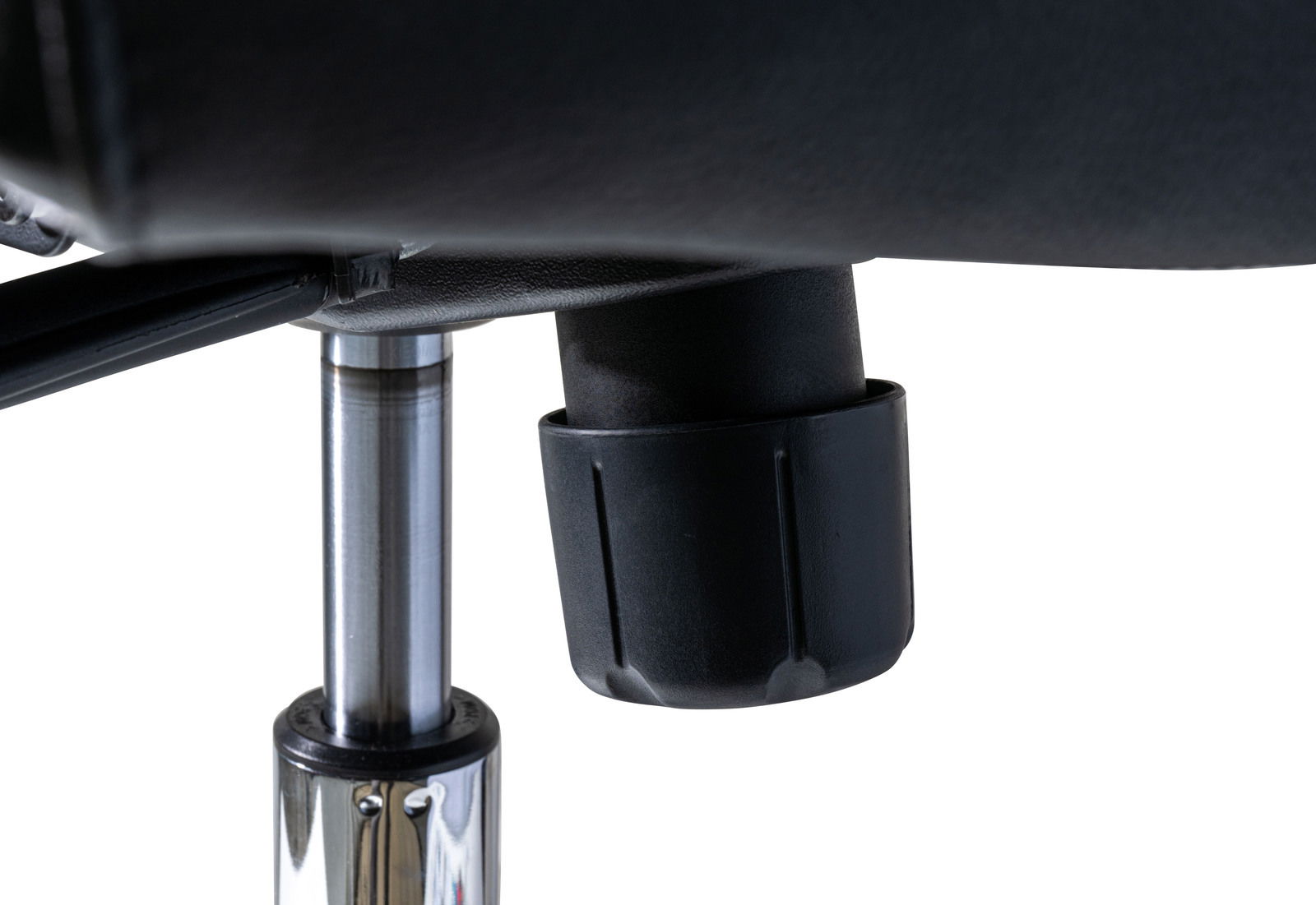 Nahaufnahme der Unterseite eines Chefsessels mit Fokus auf die Gasdruckfeder und den Mechanismus, seitliche Perspektive.