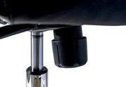 Nahaufnahme der Unterseite eines Chefsessels mit Fokus auf die Gasdruckfeder und den Mechanismus, seitliche Perspektive.