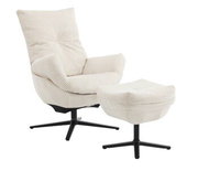 Beiger, gerippter Lounge-Sessel mit passendem Hocker auf schwarzem Drehkreuzgestell, freigestellt auf weißem Hintergrund, schräg von vorne in Seitenansicht fotografiert