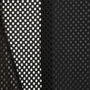 Nahaufnahme von schwarzem Netzstoff eines Gaming Stuhls, seitliche Perspektive